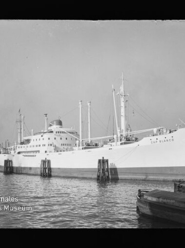 Weißes Passagier- und Frachtschiff mit Namensschrift San Francisco am Kai in einem Hafen, Schwarz-Weiß-Foto.