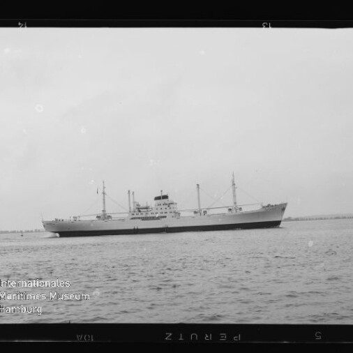 Frachtschiff mit mittigem Aufbau und Ladebäumen auf ruhiger See; Text 'Internationales Maritimes Museum Hamburg'