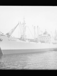 Weißes Frachtschiff 