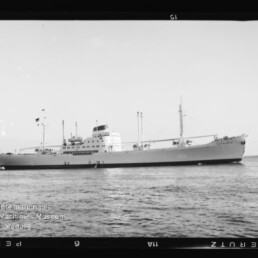 Seitenansicht eines historischen Passagierschiffs auf ruhiger See, klare Silhouette und Museumswasserzeichen unten links.