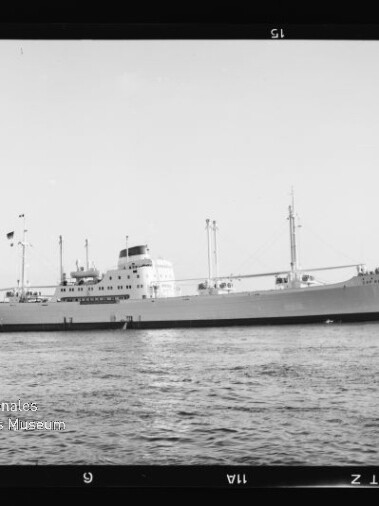 Seitenansicht eines historischen Passagierschiffs auf ruhiger See, klare Silhouette und Museumswasserzeichen unten links.