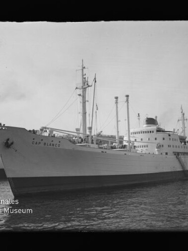 Großes Passagier- und Frachtschiff „Cap Blanco“ am Kai in einer schwarz-weißen Aufnahme, Museumswasserzeichen unten links.