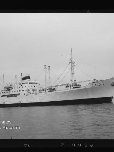 Weißes Frachtschiff mit Aufbauten und Masten auf ruhiger See, Filmrand und Wasserzeichen 