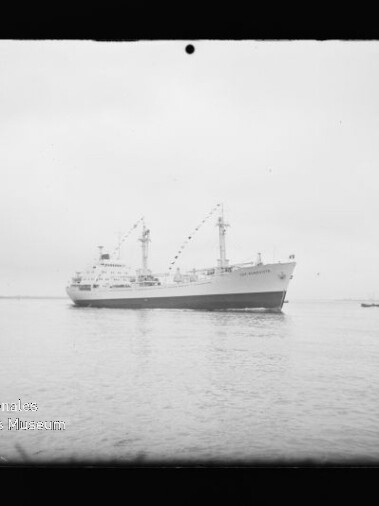 Großes Schiff mit zwei Masten und Wimpelketten auf ruhigem Meer, kleines Beiboot rechts; Museum-Wasserzeichen unten links.