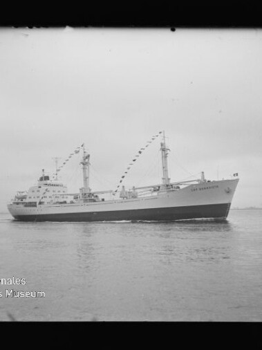 Passagier-/Frachtschiff mit zwei Masten und Wimpelketten auf ruhiger See; Museums-Schriftzug unten links.