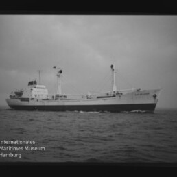 Frachtschiff mit zwei Masten in ruhiger See, seitliche Ansicht; Wasserzeichen 