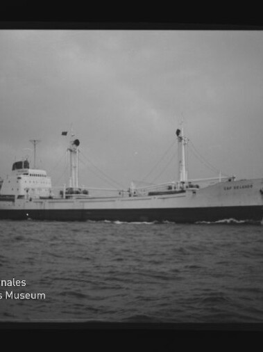 Frachtschiff mit zwei Masten in ruhiger See, seitliche Ansicht; Wasserzeichen 