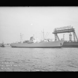 Frachtschiff am Hafen, dahinter Werftkran mit der Aufschrift STÜLCKENWERFT.
