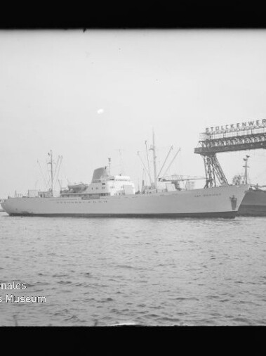 Frachtschiff am Hafen, dahinter Werftkran mit der Aufschrift STÜLCKENWERFT.