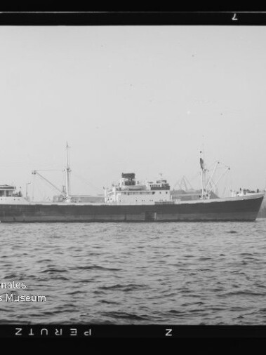 Frachtschiff im Hafen, von einem Schlepper begleitet, mit Hafenkränen im Hintergrund und Museumslogo unten links.