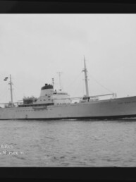 Seitenansicht eines großen Schiffes mit zwei Masten und Schornstein auf ruhiger See; Museumswasserzeichen links.