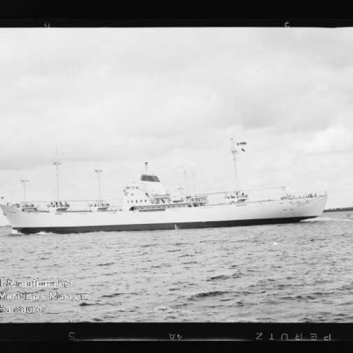 Weißes Passagierschiff im Profil auf ruhiger See, mit Schriftzug des Internationalen Maritimen Museums Hamburg unten links.