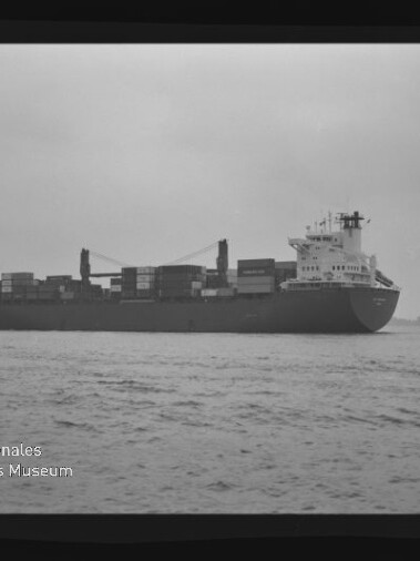 Containerschiff mit gestapelten Containern auf ruhiger See, s/w mit Museumssignet Internationales Maritimes Museum Hamburg