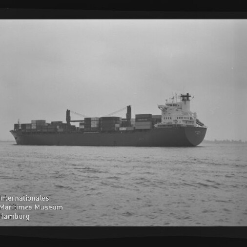 Containerschiff mit gestapelten Containern auf ruhiger See, s/w mit Museumssignet Internationales Maritimes Museum Hamburg