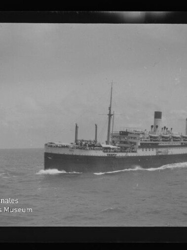 Passagierdampfer mit mittigem Schornstein und Masten fährt auf offener See, Wasserzeichen Internationales Maritimes Museum Hamburg unten links.