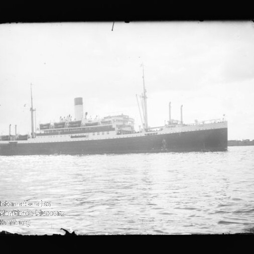 Großes Dampfschiff in Profil auf ruhigem Wasser; Schwarzweißfoto mit Wasserzeichen des Maritimen Museums unten links.