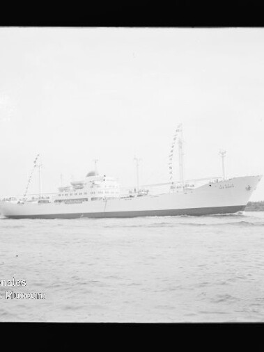 Weißes Schiff mit Masten und Wimpel fährt auf ruhigem Wasser vor flachem Ufer; Wasserzeichen: Maritimes Museum