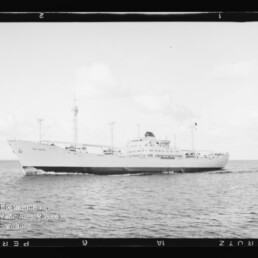 Weißes Passagierschiff mit Schornstein und Aufbauten auf ruhiger See, Wasserzeichen des Maritimen Museums unten links.