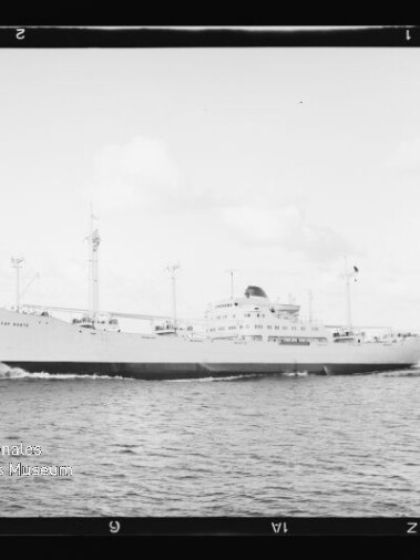 Weißes Passagierschiff mit Schornstein und Aufbauten auf ruhiger See, Wasserzeichen des Maritimen Museums unten links.