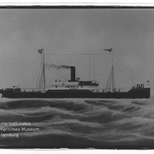 Dampfschiff mit rauchendem Schornstein und zwei Masten auf bewegter See; links unten Schriftzug 