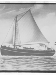 Ein einmastiges Segelschiff mit aufgespanntem Segel, kleiner Deckskabine und Flagge am Heck auf ruhigem Wasser.
