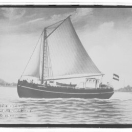 Ein einmastiges Segelschiff mit aufgespanntem Segel, kleiner Deckskabine und Flagge am Heck auf ruhigem Wasser.