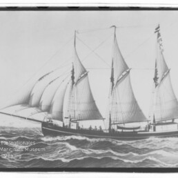 Schwarz-weiße Zeichnung eines dreimastigen Segelschiffs mit vollen Segeln, das über bewegte See fährt.