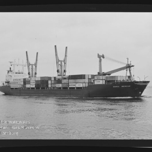 Containerschiff mit Ladekränen und gestapelten Containern auf ruhiger See, Schwarzweißfoto mit Museumswasserzeichen.