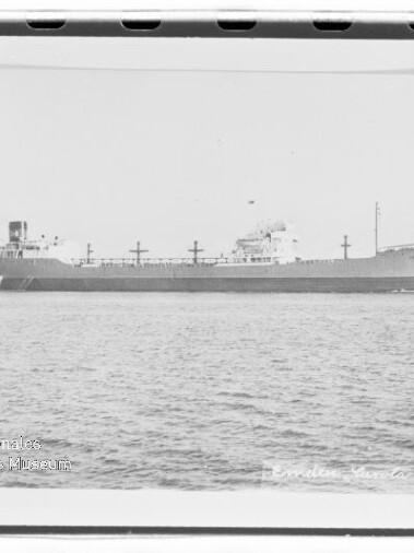 Seitenansicht eines großen Tankers auf ruhiger See, schwarzweiß mit Museumswasserzeichen unten links.
