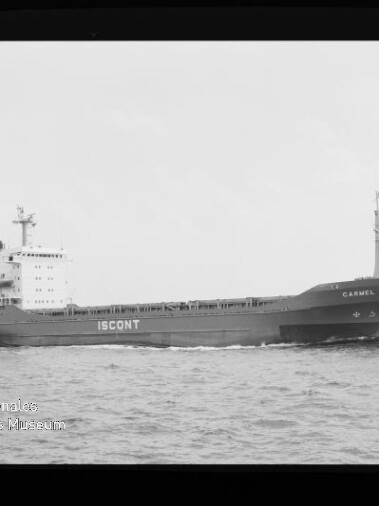 Frachtschiff CARMEL mit großem ISCONT-Schriftzug fährt auf ruhiger See, Museumslogo unten links.