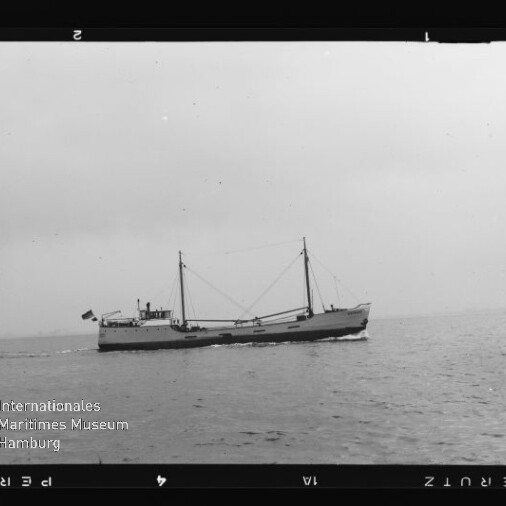 Kleiner Frachter mit zwei Masten auf ruhiger See unter bedecktem Himmel; Wasserzeichen Internationales Maritimes Museum Hamburg