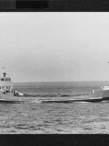 Schwarzweißfoto des Frachtschiffs ALFA auf See mit Wasserzeichen des Internationalen Maritimen Museums Hamburg.