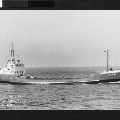 Schwarzweißfoto des Frachtschiffs ALFA auf See mit Wasserzeichen des Internationalen Maritimen Museums Hamburg.