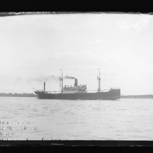 Dampfschiff auf ruhiger See mit Rauch aus dem Schornstein; links unten Wasserzeichen 