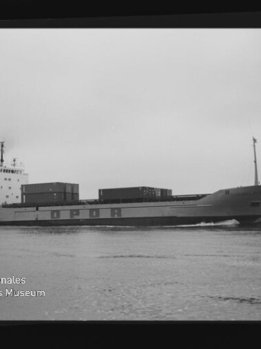 Schwarzweiß-Seitenansicht eines Frachters mit Containerladung und sichtbarem Logo Internationales Maritimes Museum Hamburg
