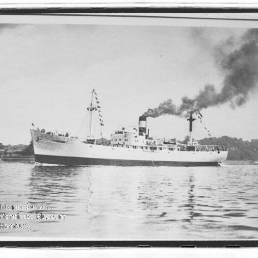 Schiff mit Rauch aus Schornstein und Festbehang an den Masten auf ruhigem Wasser; Text: Internationales Maritimes Museum Hamburg