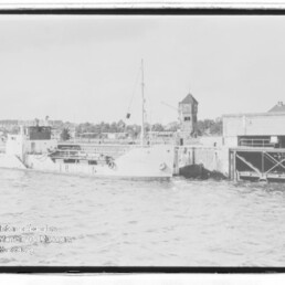 Schiff am Kai neben Wasserturm, schwarzweiß; Wasserzeichen: Internationales Maritimes Museum Hamburg