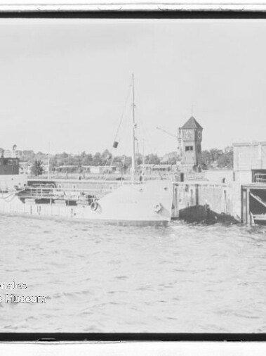 Schiff am Kai neben Wasserturm, schwarzweiß; Wasserzeichen: Internationales Maritimes Museum Hamburg