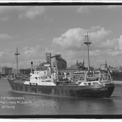 Schiff 'Castor' im Hafen vor Kaianlagen und Kränen, Museumslogo 'Internationales Maritimes Museum Hamburg' links unten.