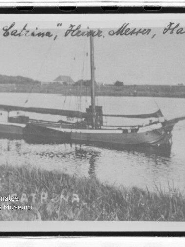 Historisches Segelschiff namens Catrina vor ruhigem Ufer, handschriftlicher Titel oben und Museums-Wasserzeichen unten links.