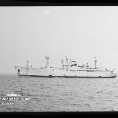 Weißes Passagier- und Frachtschiff in Seitenansicht auf ruhiger See; Wasserzeichen des Internationalen Maritimen Museums Hamburg sichtbar.