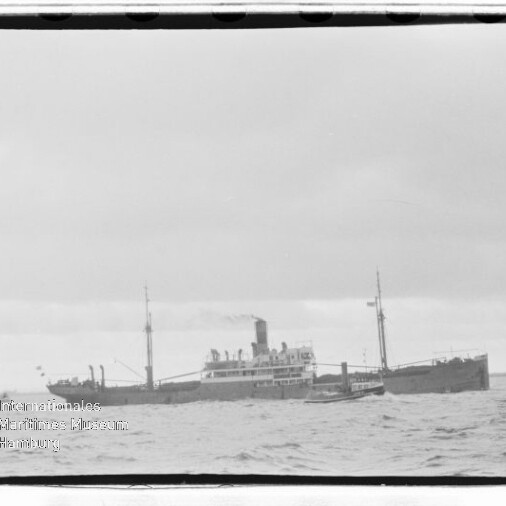 Dampfschiff mit rauchendem Schornstein und zwei Masten auf offener See; Wasserzeichen des Maritimen Museums.