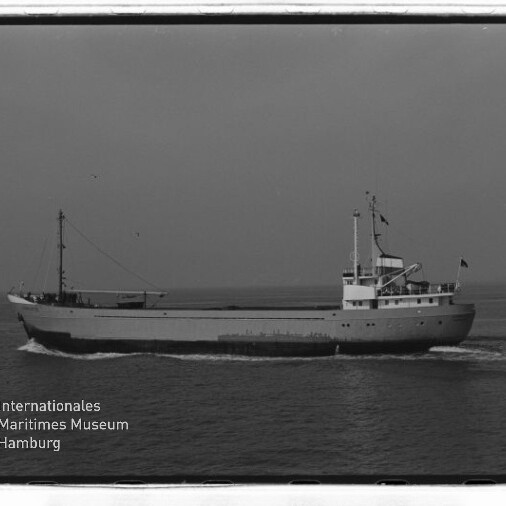 Frachtschiff seitlich mit Brücke und Flaggen auf ruhiger See; Wasserzeichen Internationales Maritimes Museum Hamburg