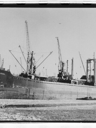 Großes Frachtschiff 