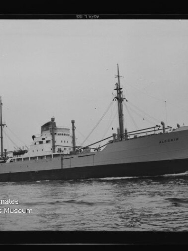 Frachtschiff Alexine in Seitenansicht auf ruhigem Wasser, klare Silhouette mit Aufbauten und Masten sichtbar