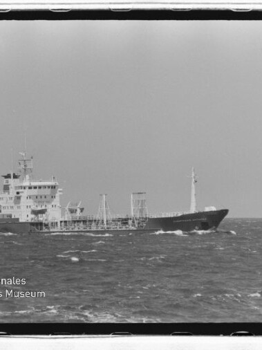Schwarzweißaufnahme eines Tankschiffs auf bewegter See in seitlicher Ansicht, links unten Wasserzeichen Internationales Maritimes Museum Hamburg.