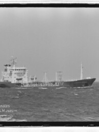Schwarzweißaufnahme eines Tankschiffs auf leicht bewegter See, mit Rahmen und Schriftzug 