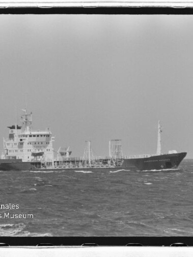 Schwarzweißaufnahme eines Tankschiffs auf leicht bewegter See, mit Rahmen und Schriftzug 