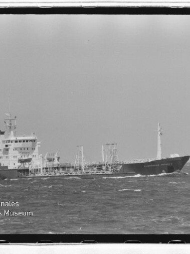 Schwarzweißaufnahme eines Tankers mit Aufbau achtern und Rohrleitungen auf offener See; unten links Museumswasserzeichen.