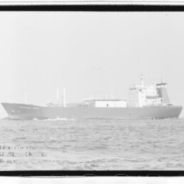 Großes Frachtschiff/Öltanker in Seitenansicht auf ruhiger See, mit sichtbarem Museumswasserzeichen unten links